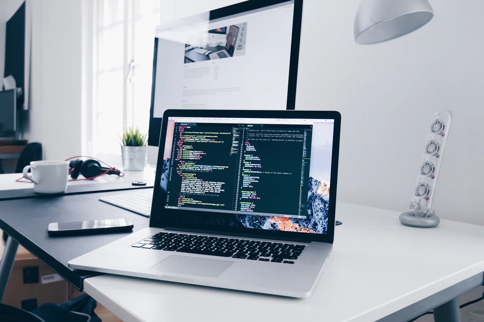 MacBook met code op een bureau — chatbot-script in je website
