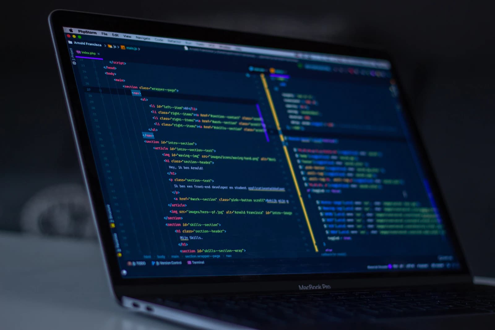 MacBook Pro met programmeercode — n8n automation tutorial