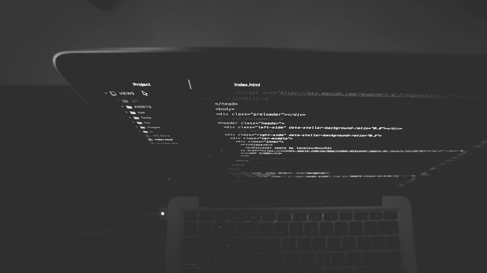 Laptop met code op een werkplek — meertalige chatbot opzetten